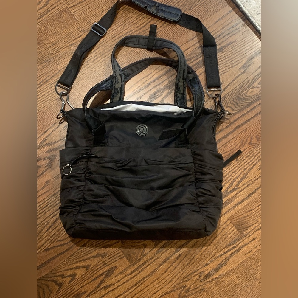 Lululemon Triumphant Tote in black